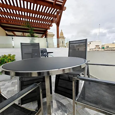 Fly Away With Terrace بيت للعطل